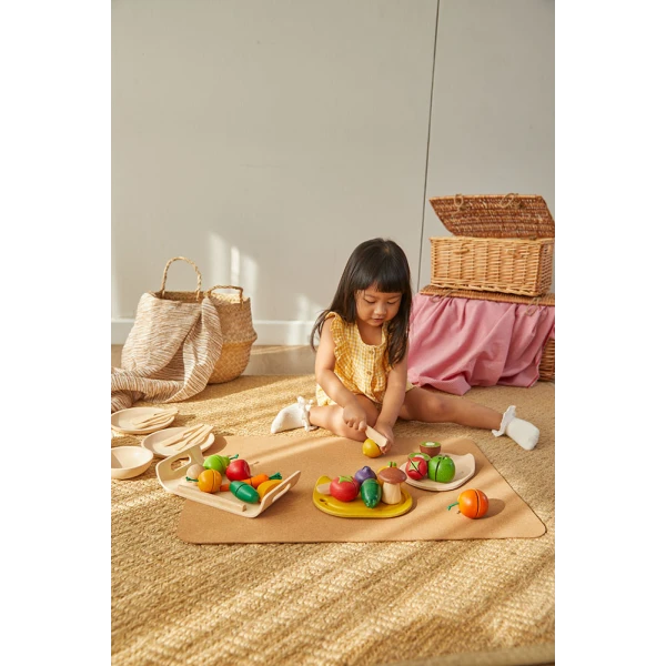 ΞΥΛΙΝΟ ΠΑΙΧΝΙΔΙ PLAN TOYS  FRUITS & VEGETABLE ASSORTMENT