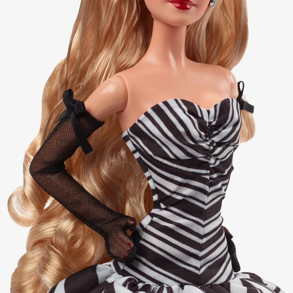 ΣΥΛΛΕΚΤΙΚΗ ΚΟΥΚΛΑ BARBIE ΑΣΠΡΟΜΑΥΡΟ ΦΟΡΕΜΑ - 65 ΧΡΟΝΙΑ