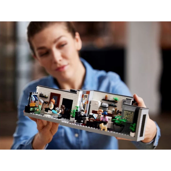 LEGO® CREATOR QUEER EYE - THE FAB 5 LOFT