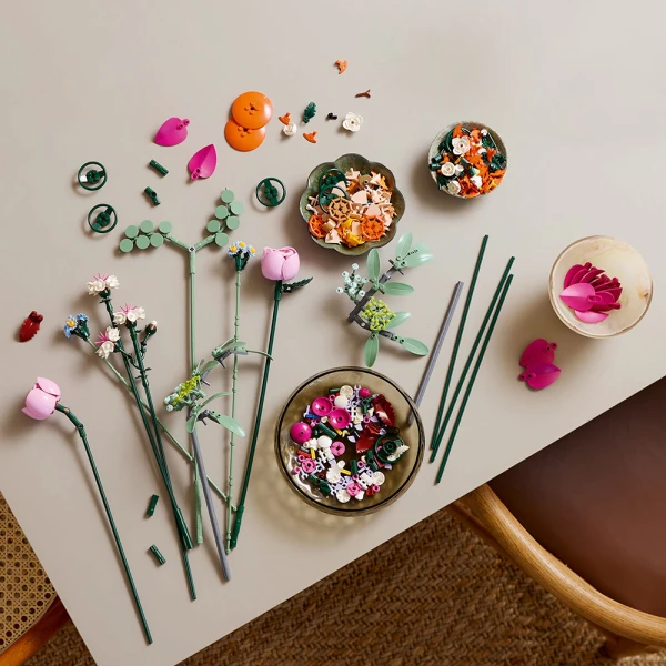 LEGO® BOTANICALS ΌΜΟΡΦΟ ΜΠΟΥΚΕΤΟ ΜΕ ΡΟΖ ΛΟΥΛΟΥΔΙΑ