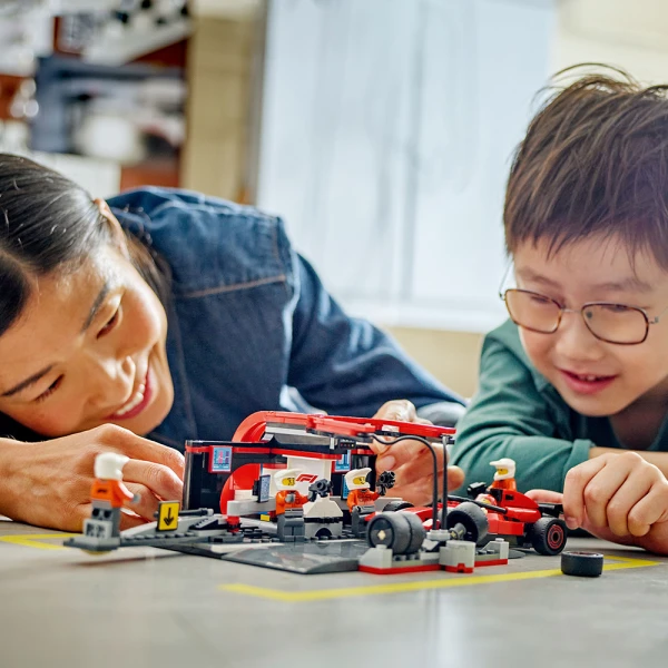 LEGO® CITY F1® PIT STOP & PIT CREW WITH FERRARI CAR