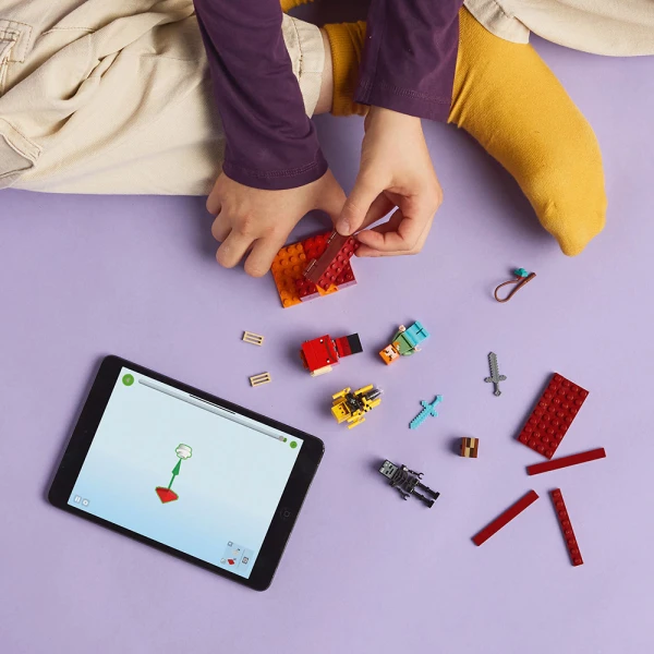 LEGO® MINECRAFT® Η ΜΑΧΗ ΣΤΗ ΛΑΒΑ ΤΩΝ ΕΓΚΑΤΩΝ