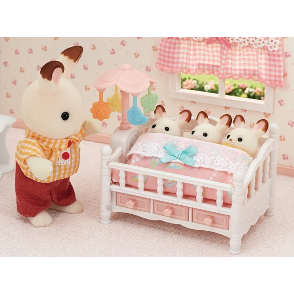 THE SYLVANIAN FAMILIES CRIB WITH MOBILE
