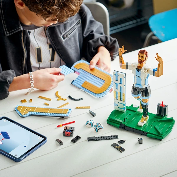LEGO® EDITIONS SPORTS LIONEL MESSI SOCCER LEGEND
