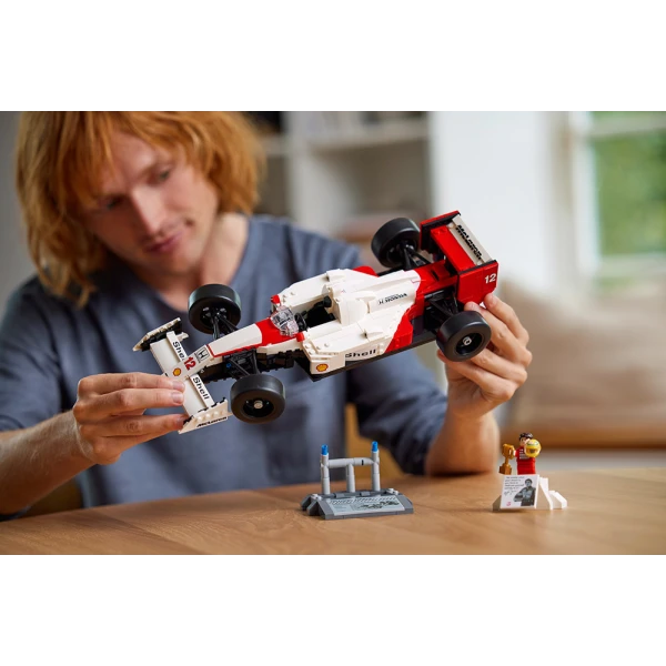 LEGO® ICONS MCLAREN MP4/4 & ΆΙΡΤΟΝ ΣΕΝΑ