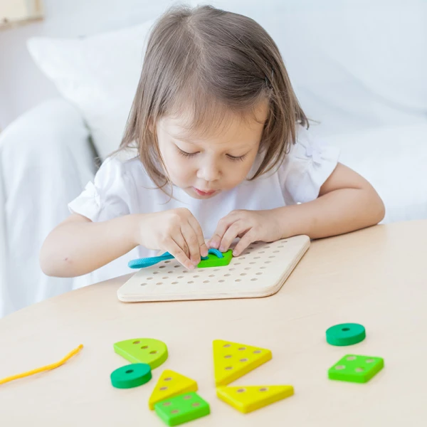PLAN TOYS ΞΥΛΙΝΟ ΠΑΙΧΝΙΔΙ ΠΙΝΑΚΑΣ ΜΕ ΚΟΡΔΟΝΙΑ