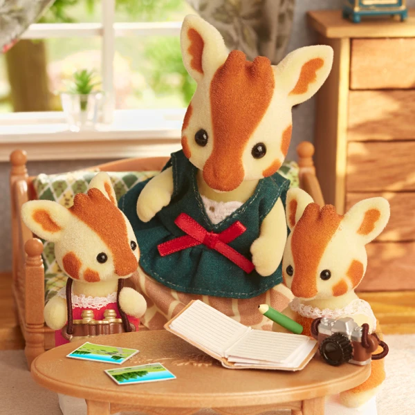 THE SYLVANIAN FAMILIES HIGHBRANCH GIRAFFE FAMILY 5639
