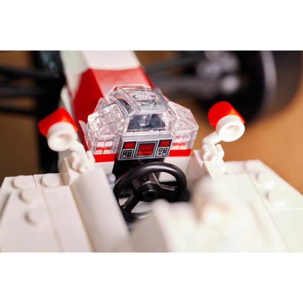 LEGO® ICONS MCLAREN MP4/4 & ΆΙΡΤΟΝ ΣΕΝΑ