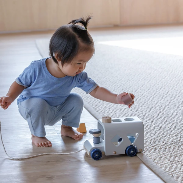 PLAN TOYS ΞΥΛΙΝΟ ΛΕΩΦΟΡΕΙΟ ΤΑΞΙΝΟΜΗΣΗΣ