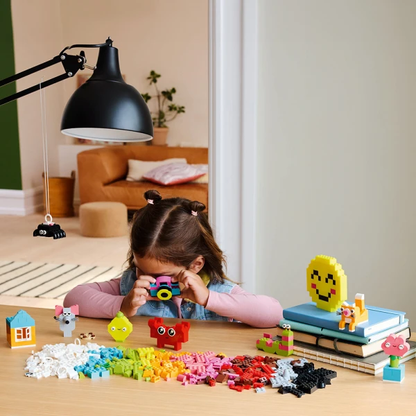 LEGO® CLASSIC CREATIVE HAPPY BOX
