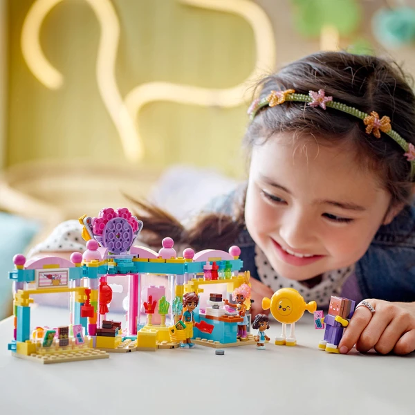 LEGO® FRIENDS ΚΑΤΑΣΤΗΜΑ ΜΕ ΖΑΧΑΡΩΤΑ ΤΗΣ ΧΑΡΤΛΕΪΚ ΣΙΤΥ