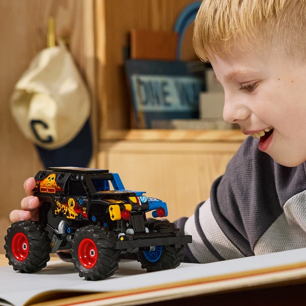 LEGO® TECHNIC MONSTER JAM™ GRAVE DIGGER™ ΦΩΤΙΑ ΚΑΙ ΠΑΓΟΣ