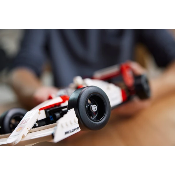 LEGO® ICONS MCLAREN MP4/4 & ΆΙΡΤΟΝ ΣΕΝΑ