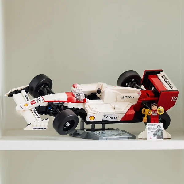 LEGO® ICONS MCLAREN MP4/4 & ΆΙΡΤΟΝ ΣΕΝΑ