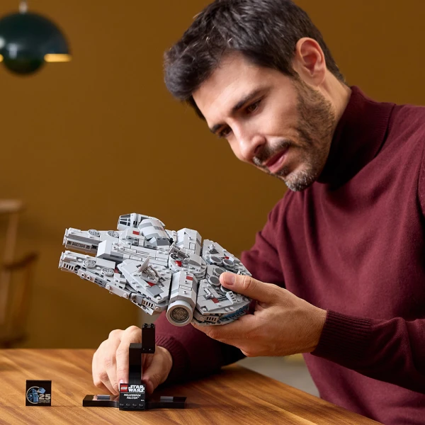 LEGO® STAR WARS™ MILLENNIUM FALCON™