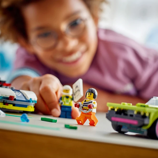 LEGO® CITY POLICE CAR AND MUSCLE CAR CHASE