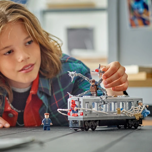 LEGO® MARVEL ΣΚΗΝΗ ΣΤΟ ΜΕΤΡΟ – ΣΠΑΙΝΤΕΡ-ΜΑΝ VS. ΝΤΟΚ ΟΚ
