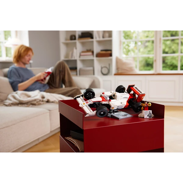 LEGO® ICONS MCLAREN MP4/4 & ΆΙΡΤΟΝ ΣΕΝΑ