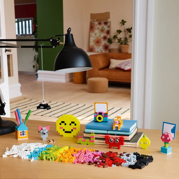 LEGO® CLASSIC CREATIVE HAPPY BOX