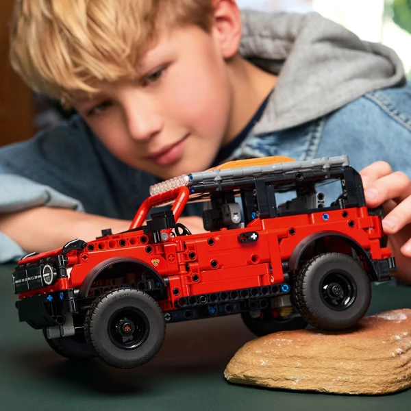 LEGO® TECHNIC FORD BRONCO® SUV