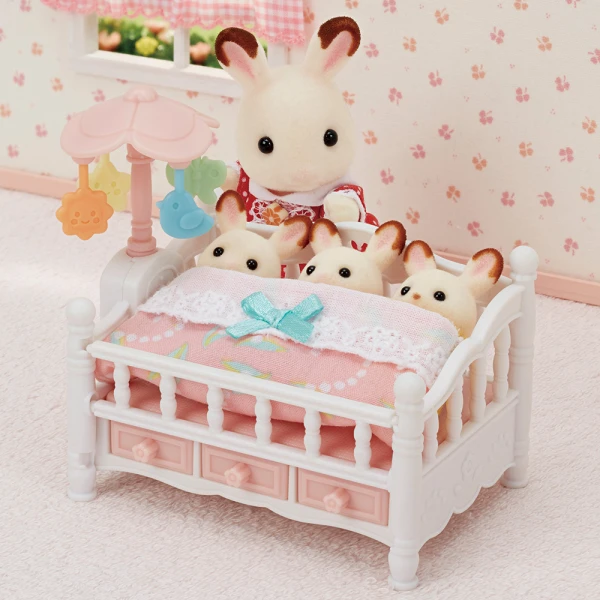 THE SYLVANIAN FAMILIES CRIB WITH MOBILE