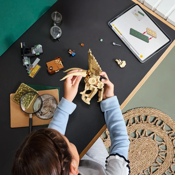 LEGO® JURASSIC WORLD DINOSAUR FOSSILS: TRICERATOPS SKULL