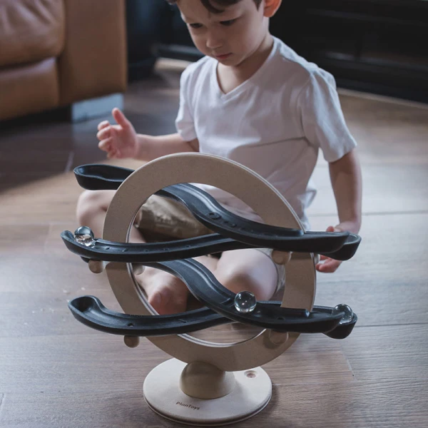 PLAN TOYS ΞΥΛΙΝΟ ΠΑΙΧΝΙΔΙ ΔΙΑΔΡΟΜΕΣ ΜΕ ΚΛΙΣΗ