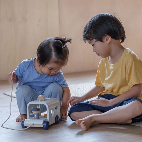 PLAN TOYS ΞΥΛΙΝΟ ΛΕΩΦΟΡΕΙΟ ΤΑΞΙΝΟΜΗΣΗΣ