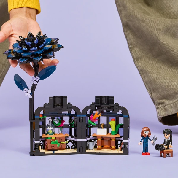 LEGO® WEDNESDAY ΛΟΥΛΟΥΔΙ ΜΑΥΡΗ ΝΤΑΛΙΑ