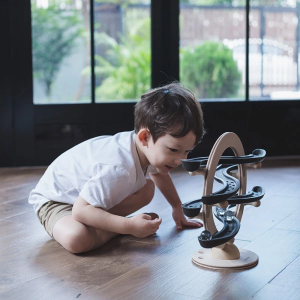 PLAN TOYS ΞΥΛΙΝΟ ΠΑΙΧΝΙΔΙ ΔΙΑΔΡΟΜΕΣ ΜΕ ΚΛΙΣΗ