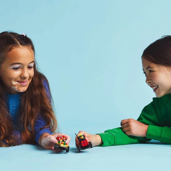 LEGO® CITY ΠΑΚΕΤΟ ΑΓΩΝΙΣΤΙΚΩΝ ΑΥΤΟΚΙΝΗΤΩΝ - ΦΟΡΤΗΓΑΚΙ ΠΙΤΣΑΣ VS. ΠΥΡΟΣΒΕΣΤΙΚΟ ΦΟΡΤΗΓΟ