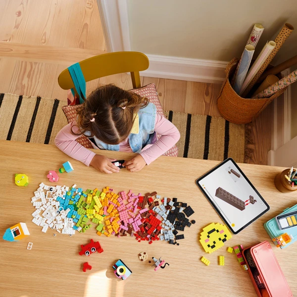 LEGO® CLASSIC CREATIVE HAPPY BOX