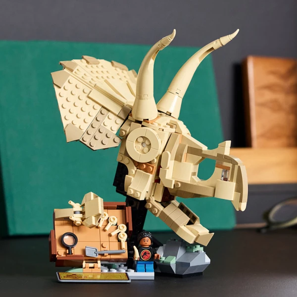 LEGO® JURASSIC WORLD DINOSAUR FOSSILS: TRICERATOPS SKULL