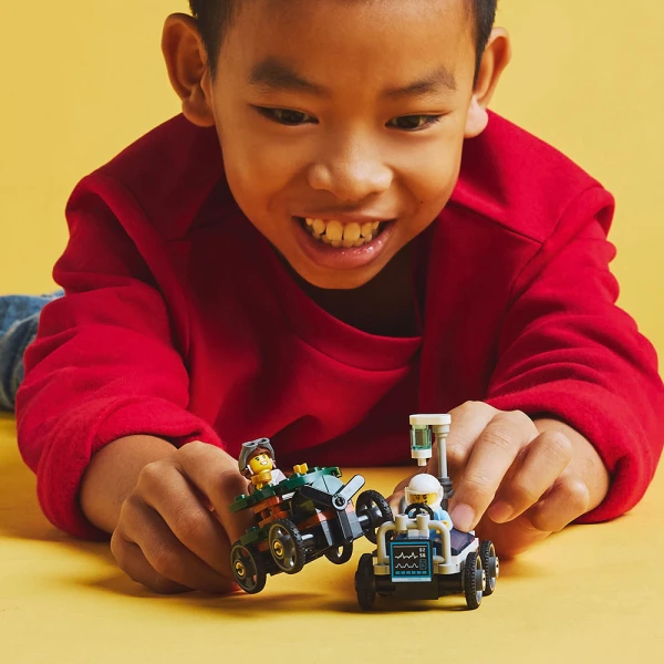 LEGO® CITY ΠΑΚΕΤΟ ΑΓΩΝΙΣΤΙΚΩΝ ΑΥΤΟΚΙΝΗΤΩΝ - ΑΕΡΟΠΛΑΝΟ VS. ΝΟΣΟΚΟΜΕΙΑΚΟ ΚΡΕΒΑΤΙ