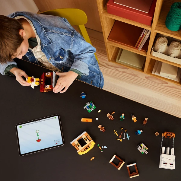LEGO® MINECRAFT® ΕΠΙΘΕΣΗ ΤΟΥ ΑΕΡΙΚΟΥ-ΑΕΡΟΣΤΑΤΟΥ ΣΤΟ ΧΩΡΙΟ
