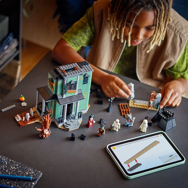 LEGO® CREATOR HAUNTED MANSION