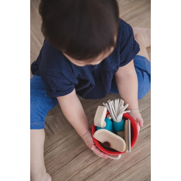 ΞΥΛΙΝΟ ΠΑΙΧΝΙΔΙ PLAN TOYS ΣΕΤ ΚΑΘΑΡΙΣΤΙΚΩΝ