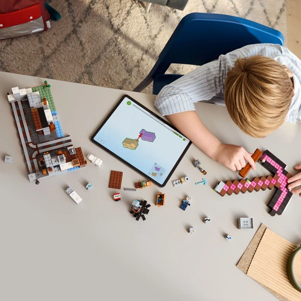 LEGO® MINECRAFT® THE PICKAXE MINE