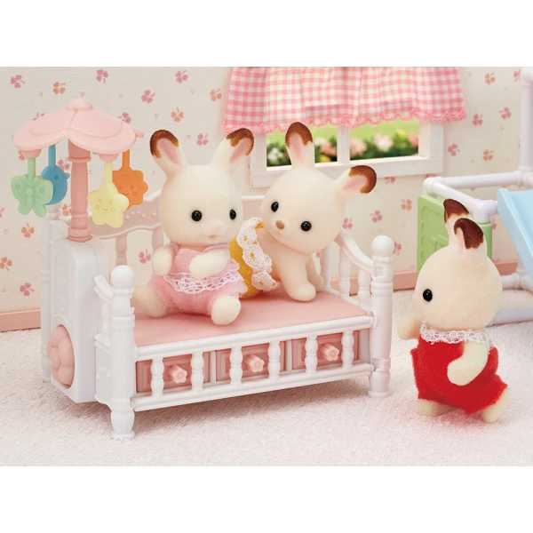 THE SYLVANIAN FAMILIES CRIB WITH MOBILE
