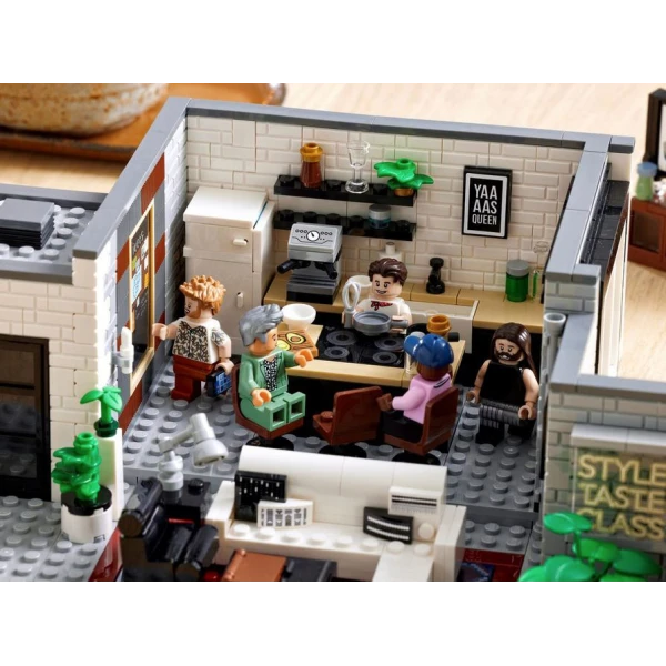 LEGO® CREATOR QUEER EYE - THE FAB 5 LOFT