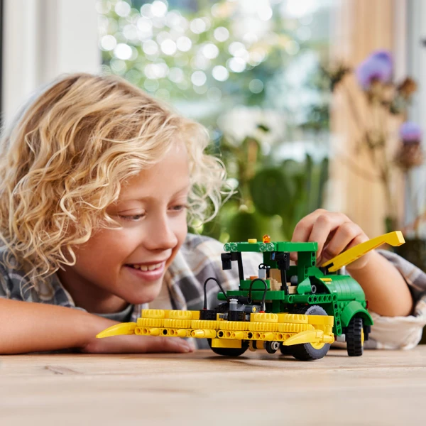 LEGO® TECHNIC™ JOHN DEERE 9700 FORAGE HARVESTER