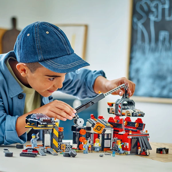 LEGO® CITY SCRAPYARD WITH CARS