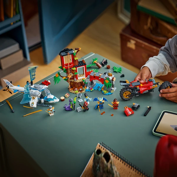 LEGO® NINJAGO® ΜΑΧΗ ΣΤΟ ΔΕΝΤΡΟΣΠΙΤΟ ΜΕ ΝΙΝΤΖΑ ΟΧΗΜΑΤΑ