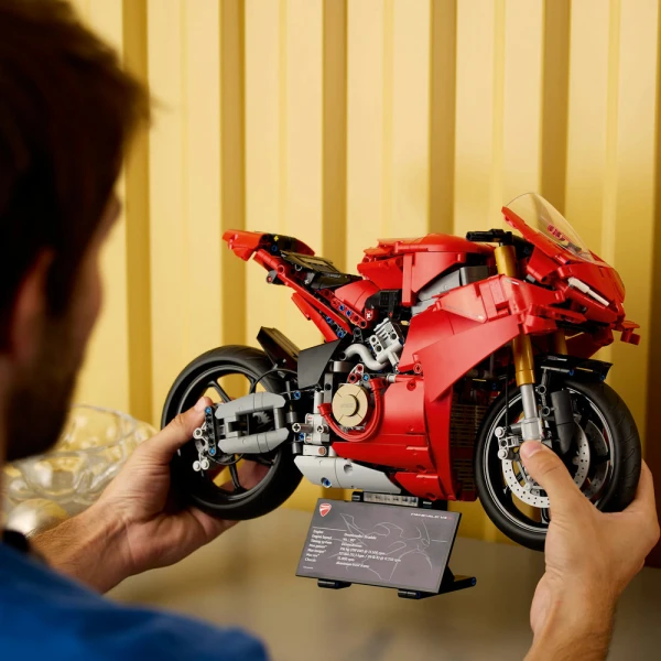 LEGO® TECHNIC ΜΟΤΟΣΙΚΛΕΤΑ DUCATI PANIGALE V4 S