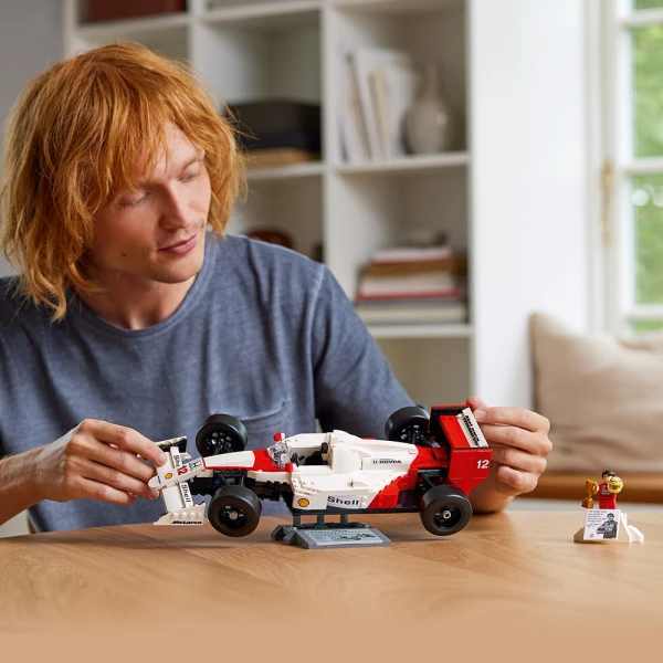 LEGO® ICONS MCLAREN MP4/4 & ΆΙΡΤΟΝ ΣΕΝΑ
