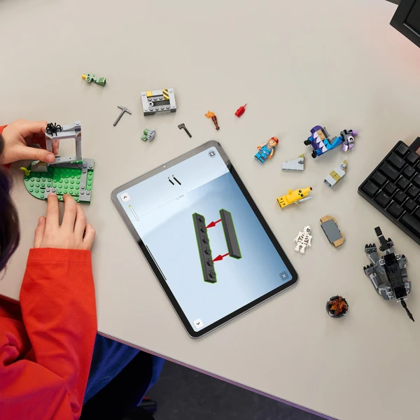 LEGO® FORTNITE® PEELY & SPARKPLUGʼS CAMP