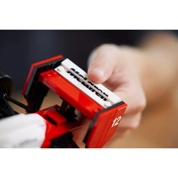 LEGO® ICONS MCLAREN MP4/4 & ΆΙΡΤΟΝ ΣΕΝΑ