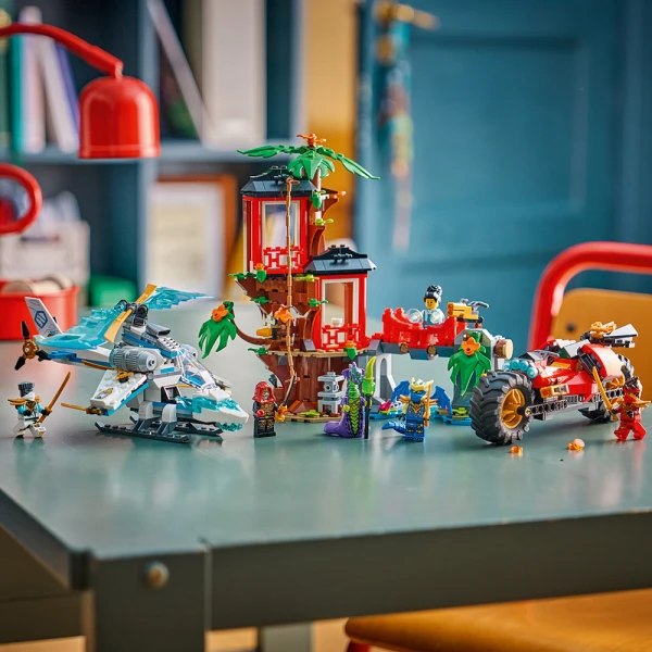 LEGO® NINJAGO® ΜΑΧΗ ΣΤΟ ΔΕΝΤΡΟΣΠΙΤΟ ΜΕ ΝΙΝΤΖΑ ΟΧΗΜΑΤΑ