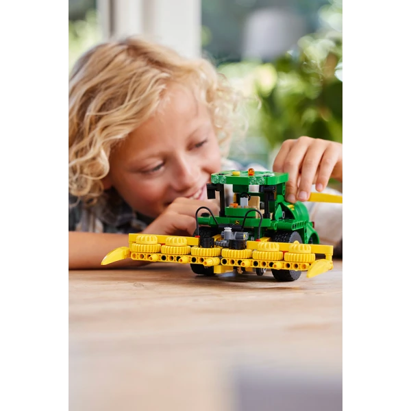 LEGO® TECHNIC™ JOHN DEERE 9700 FORAGE HARVESTER