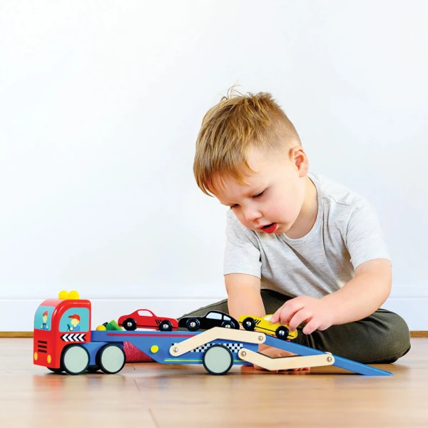 LE TOY VAN ΞΥΛΙΝΟ ΦΟΡΤΗΓΟ ΜΕΤΑΦΟΡΑΣ 32Χ7Χ14 εκ. ΜΕ 4 ΑΥΤΟΚΙΝΗΤΑ